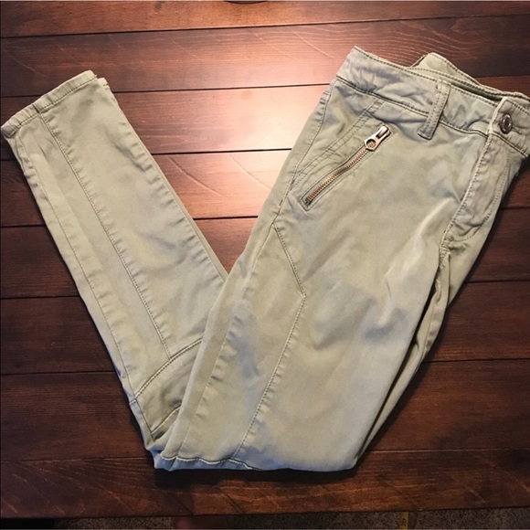 💚Almost Famous Army green form-fitting cargo pants- 1 - Picture 1 of 4